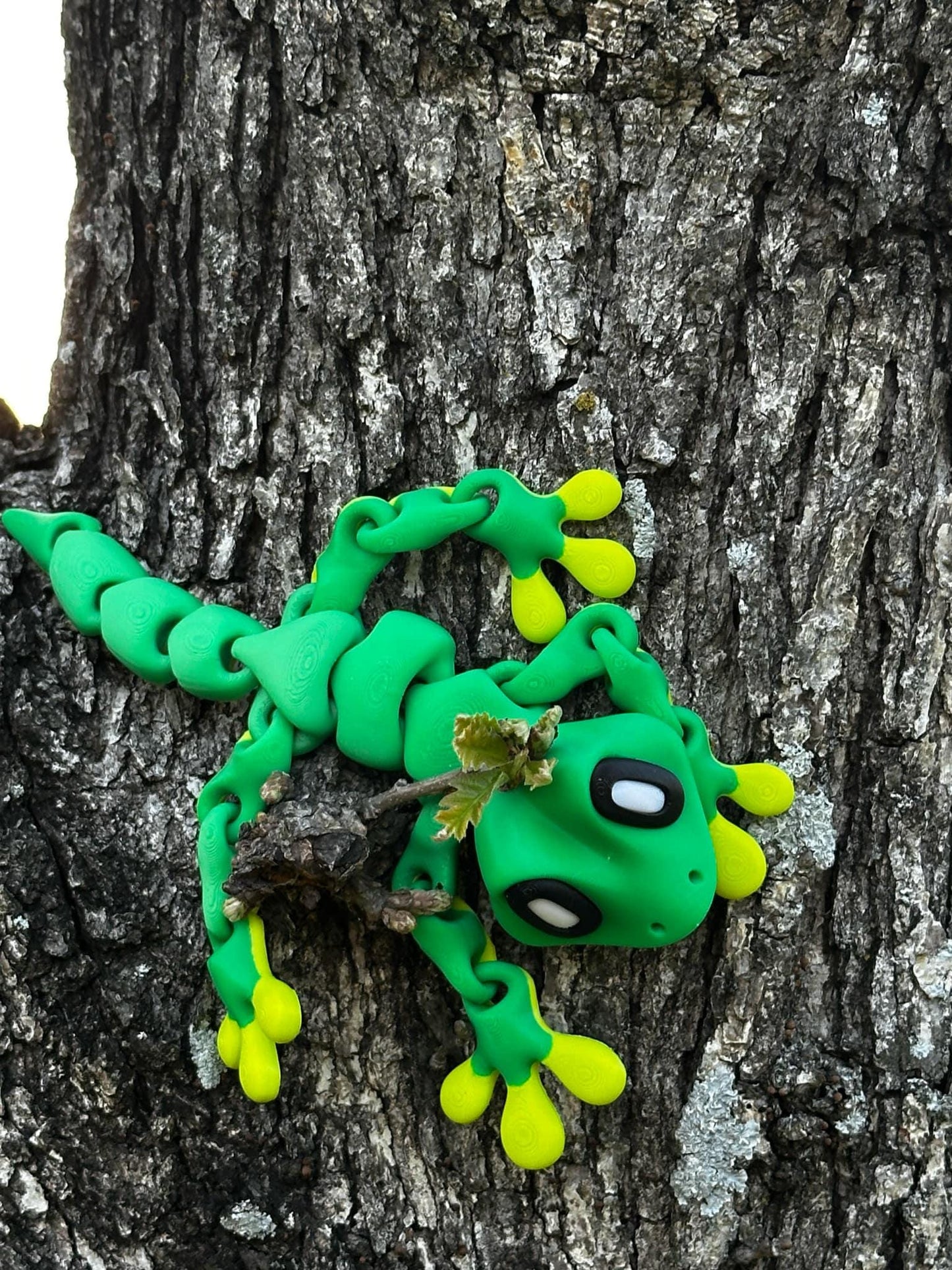 7" 3D-Printed Articulated Gecko with Magnetic Feet – Unique Desk Companion